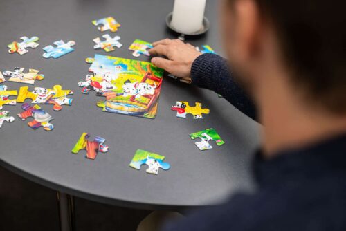 Barn lægger puslespil som led i psykiatrisk udredning af autisme i trygge omgivelser