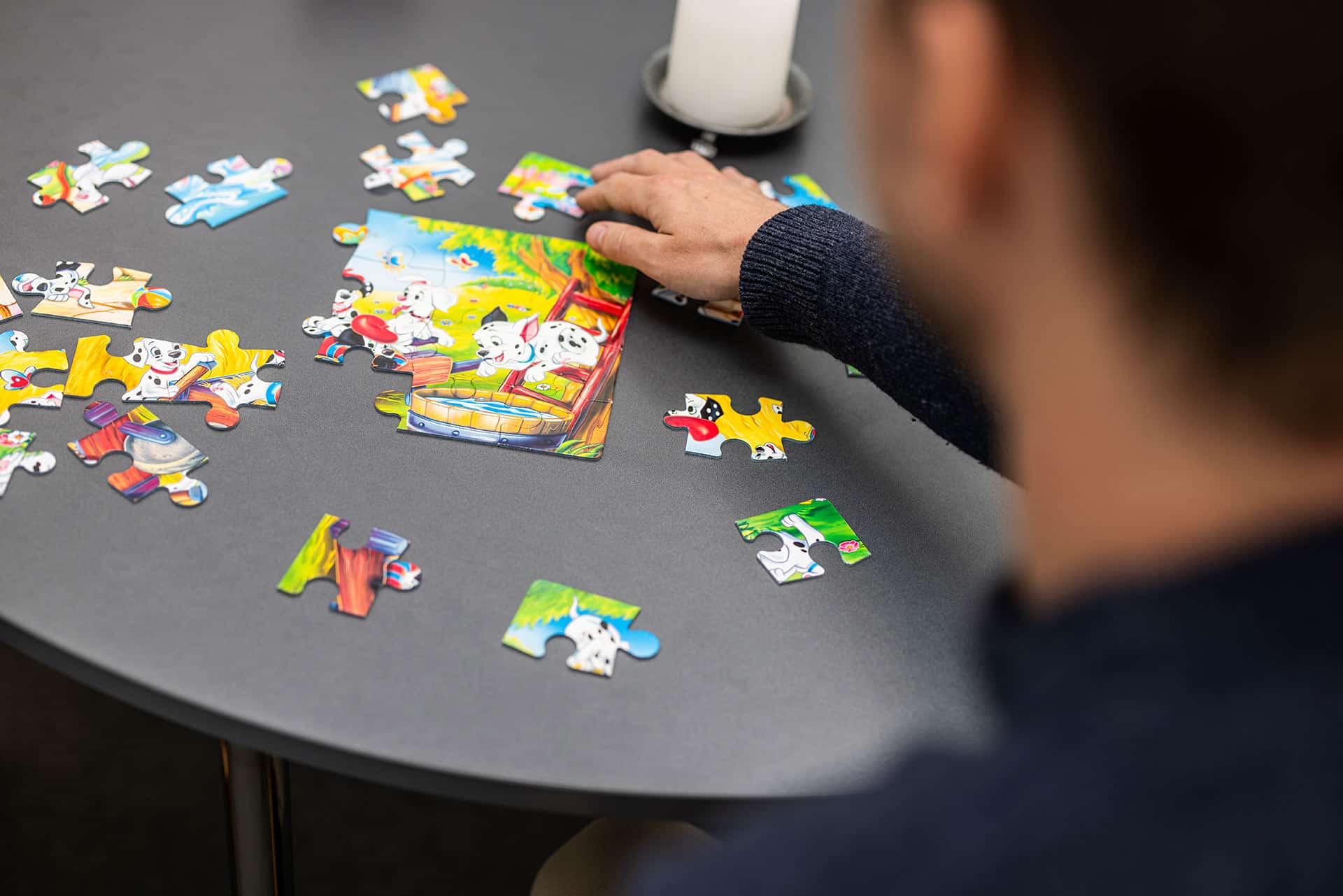 Barn lægger puslespil som led i psykiatrisk udredning af autisme i trygge omgivelser